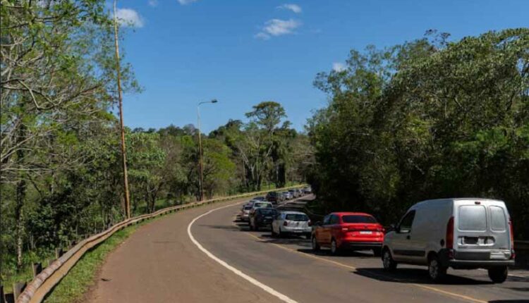 Fila de veículos na Rodovia Nacional 12, em Puerto Iguazú, próximo à aduana argentina da Ponte Tancredo Neves. Foto: Marcos Labanca/H2FOZ