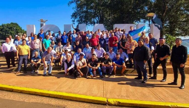 Ponto final da manifestação foi no Marco das Três Fronteiras, lado argentino. Foto: Gentileza/Prefeitura de Puerto Iguazú