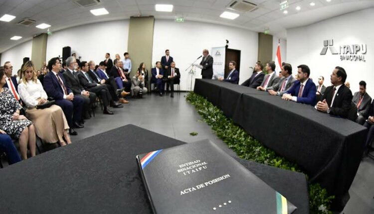 Presidente Santiago Peña e ministros prestigiaram a posse dos novos diretores. Foto: Gentileza/Itaipu Binacional