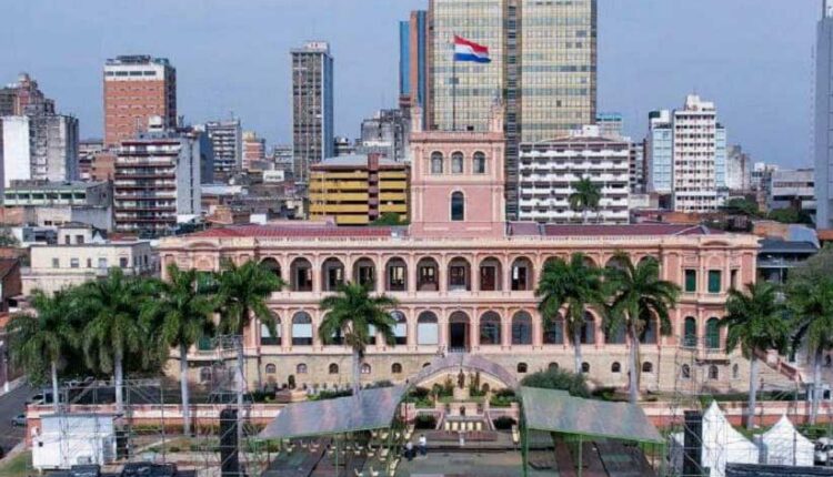 Palco montado na esplanada do palácio presidencial, em Assunção, para a cerimônia de posse de Santiago Peña. Foto: Gentileza/Agência IP Paraguay