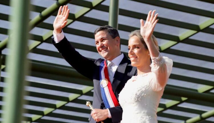 Ao lado da primeira-dama, Santiago Peña cumprimenta o público presente à cerimônia de posse, em Assunção. Foto: Gentileza/Presidência do Paraguai