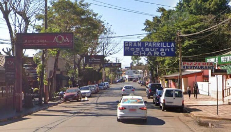 Comércio de Puerto Iguazú teve dia de incerteza nessa segunda-feira (14). Imagem: Google Street View (Arquivo)