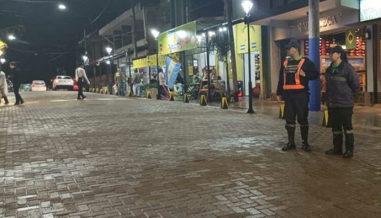 Fiscalização noturna no calçadão da Avenida Brasil, próximo à Feirinha. Foto: Gentileza/Prefeitura de Puerto Iguazú