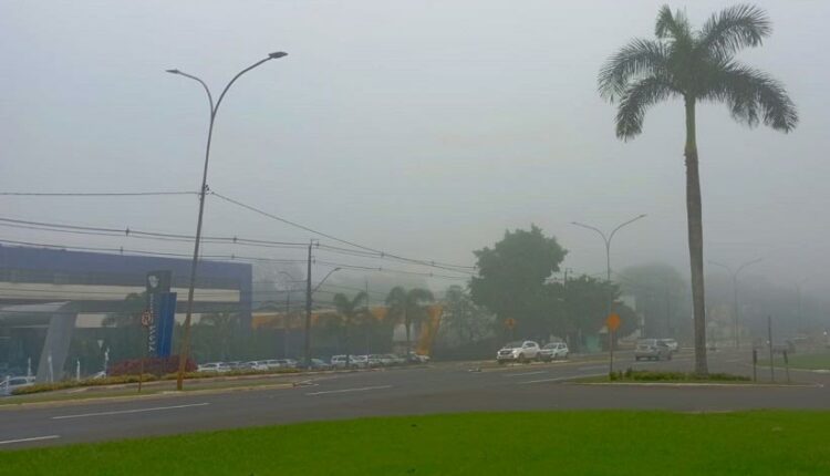 Neblina na Avenida das Cataratas, por volta das 8h desta quinta-feira (24). Foto: Marcos Labanca/H2FOZ