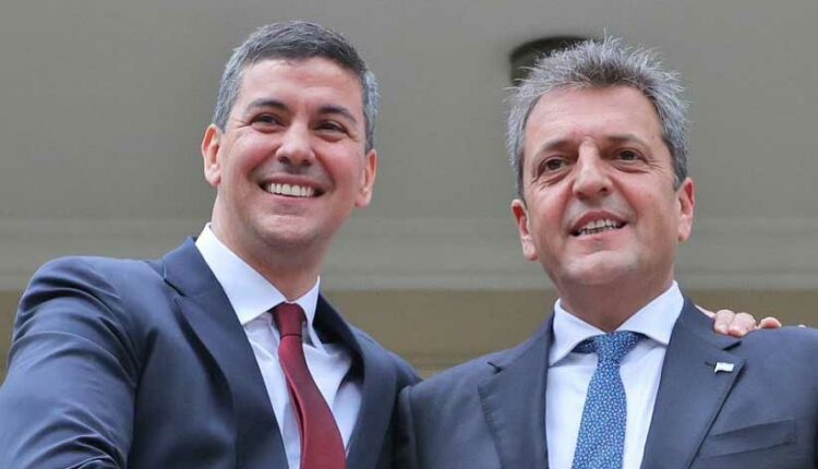 Santiago Peña e Sergio Massa, em foto publicada pelo presidente do Paraguai em seus perfis oficiais nas redes sociais.