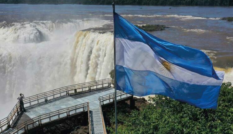 Bandeira argentina nas Cataratas do Iguaçu, mirante da Garganta do Diabo. Foto: Gentileza/Iguazú Argentina