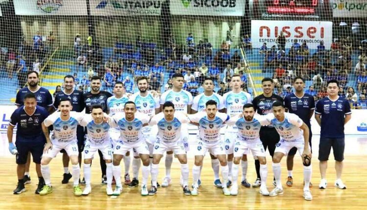 Elenco do Foz Cataratas no último sábado (5), no duelo contra o Tubarão pela Liga Nacional de Futsal (LNF). Foto: Nilton Rolin/Foz Cataratas Futsal