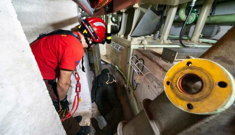 Bombeiros usaram boneco para simular o resgate em local de difícil acesso. Foto: Sara Cheida/Itaipu Binacional