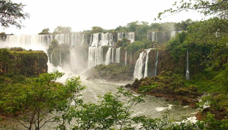 Saltos do lado argentino das Cataratas, vistos da passarela do Circuito Inferior. Foto: Gentileza/Iguazú Argentina