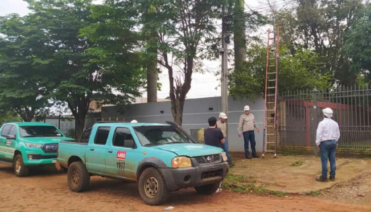 Conexão clandestina foi desativada por técnicos da Ande. Foto: Gentileza/Ande