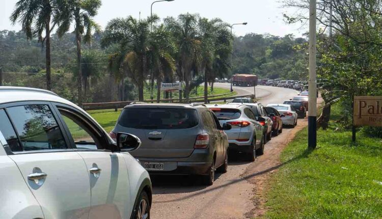 As filas para deixar Puerto Iguazú são tão extensas quanto as para entrar. Foto: Marcos Labanca/H2Foz.