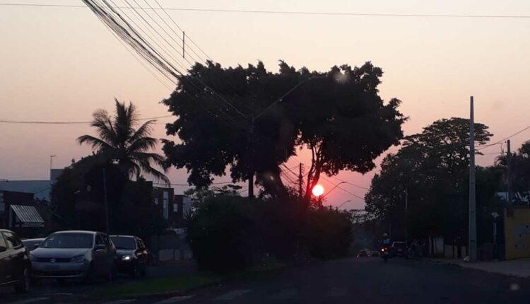 Fim de tarde no cruzamento das avenidas Gramado e Garibaldi, na Vila A. Foto: Guilherme Wojciechowski/H2FOZ