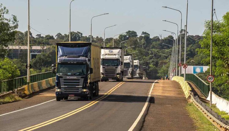 Até a metade da ponte, muretas têm as cores verde e amarela; no outro lado, azul e branca. Foto: Marcos Labanca/H2FOZ