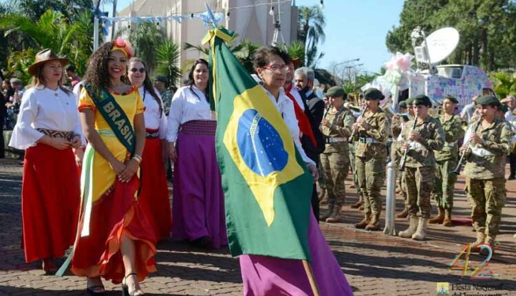 Desfile da coletividade brasileira na abertura do evento, em 2022. Foto: Gentileza/Fiesta Nacional del Inmigrante