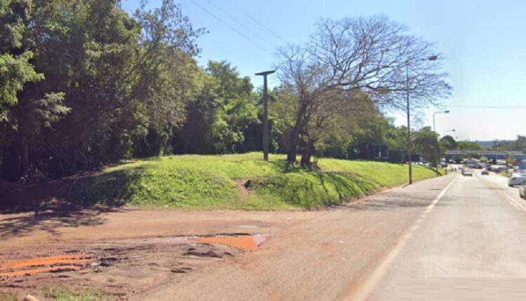 Corpo estava na mata entre a aduana e o cassino. Imagem: Google Street View (Arquivo)