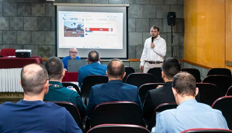 Leilão teve lances presenciais, no Hotel Bella Italia, e on-line, no site do leiloeiro Pedro Kronberg. Foto: Sara Cheida/Itaipu Binacional