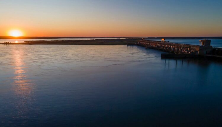 Luzes do fim de tarde na barragem de Yacyretá, usina binacional compartilhada por Paraguai e Argentina. Foto: Gentileza/Yacyretá