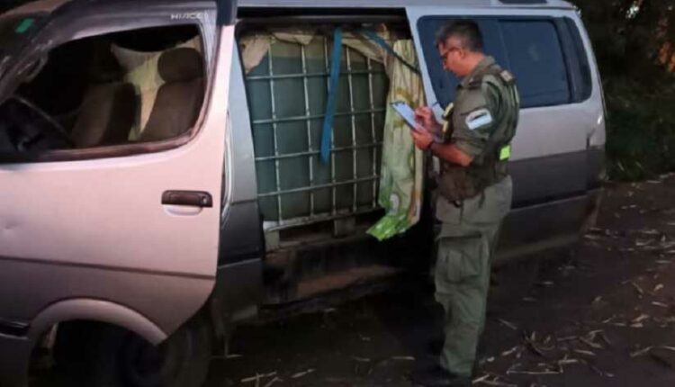 Van com placas paraguaias transportava tanque com 900 litros de gasolina. Foto: Gentileza/GNA