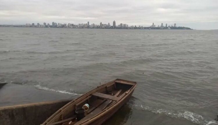 Canoa com os menores foi parar no lado paraguaio. Ao fundo, os prédios da cidade argentina de Posadas. Foto: Gentileza/Más Encarnación