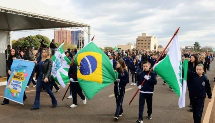 Alunos de escolas municipais participam do desfile de 7/9 em Foz do Iguaçu, que teve frio e céu encoberto em 2022. Foto: Christian Rizzi/Agência Municipal de Notícias