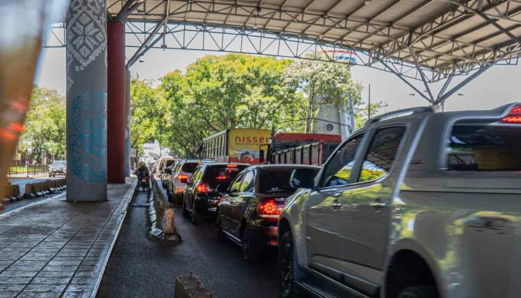 Tráfego de veículos na aduana de Ciudad del Este, sentido Foz do Iguaçu. Foto: Marcos Labanca/H2FOZ (Arquivo)