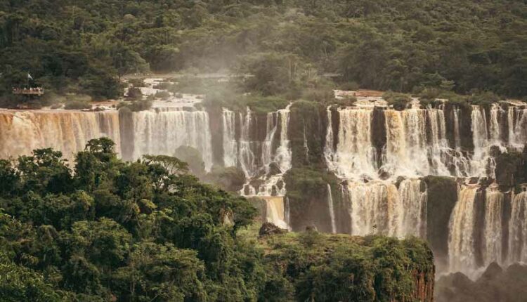 Vazão das Cataratas do Iguaçu durante o domingo (10). Foto: Nilmar Fernando/Foto Equipe Cataratas