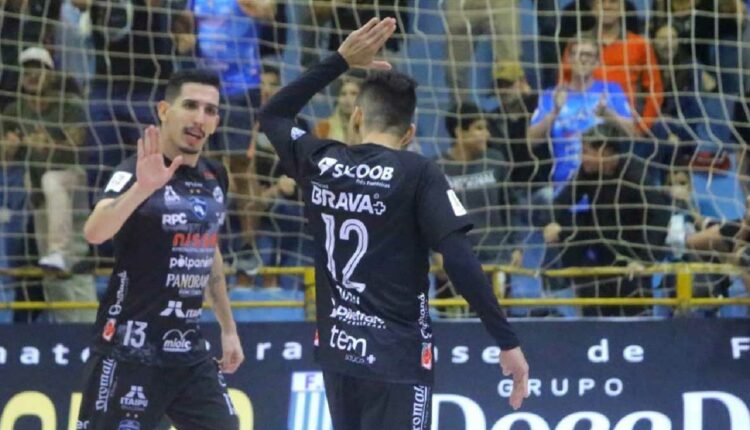 Equipes já se enfrentaram duas vezes na temporada, com dois empates em 3 a 3. Foto: Nilton Rolin/Foz Cataratas Futsal