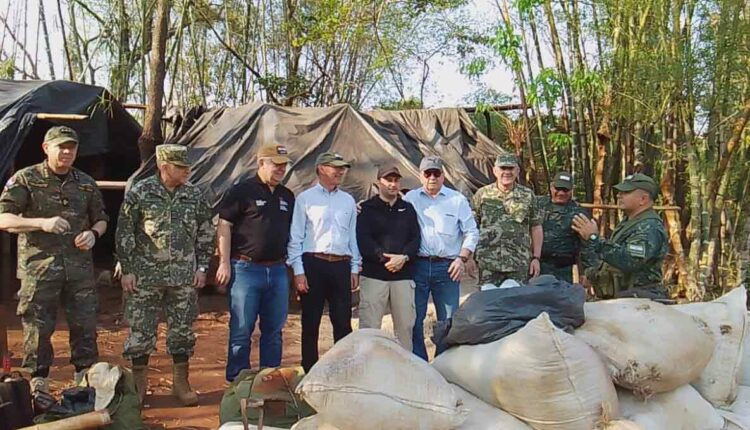 Acampamento utilizado para a produção de entorpecentes nos arredores da fronteira seca entre Paraguai e Brasil. Foto: Gentileza/Senad