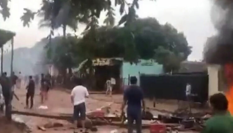 Moradores do bairro Che La Reina resistiram à chegada da comitiva. Imagem: Reprodução/ABC TV