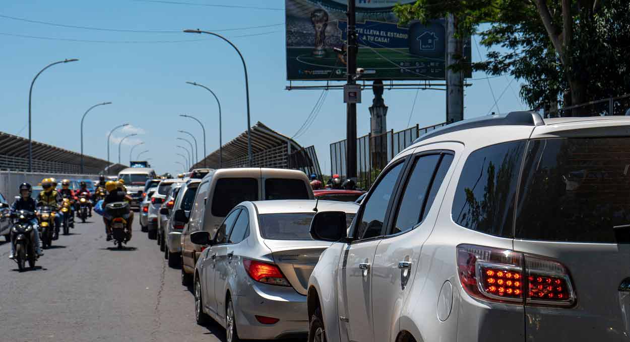 Trânsito pesado é uma das principais dificuldades para o acesso de ambulâncias a locais como a Ponte da Amizade. Foto: Marcos Labanca/H2FOZ (Arquivo)