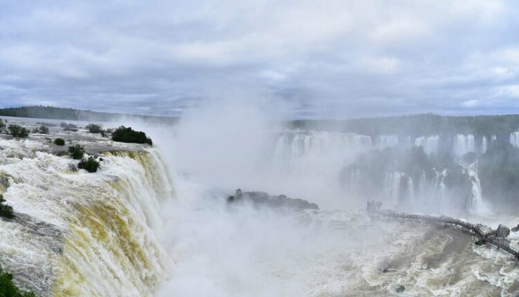 Vazão das Cataratas vista do alto do mirante do elevador, margem brasileira do Rio Iguaçu. Foto: Nilmar Fernando/Foto Equipe Cataratas