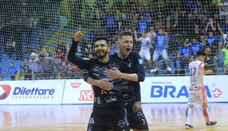 Times já se enfrentaram duas vezes na temporada, com dois empates em 3 a 3 (Paranaense e Liga Nacional). Foto: Nilton Rolin/Foz Cataratas Futsal