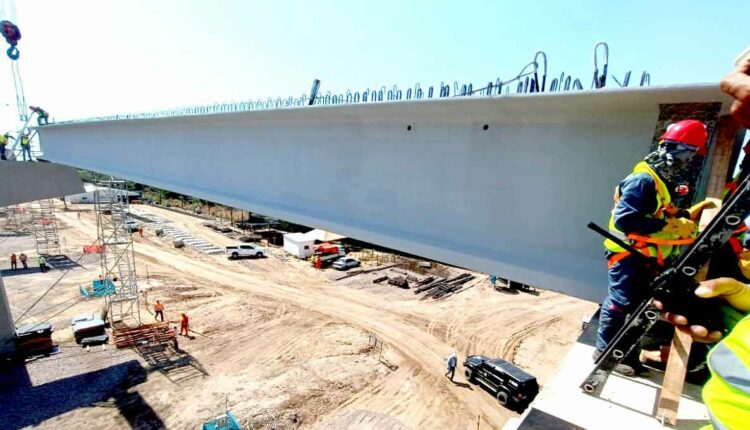 Instalação da primeira viga foi comemorada pelos gestores da construção. Foto: Gentileza/Consórcio PYBRA