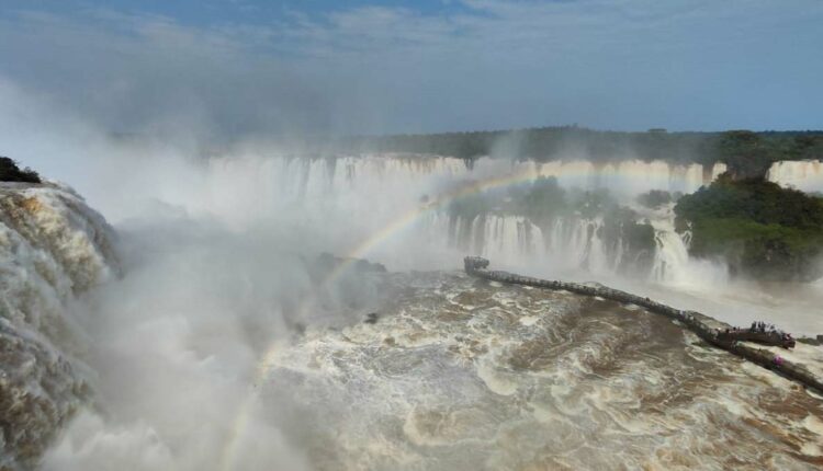 Passarela brasileira sobre o Rio Iguaçu está aberta neste domingo (15). Foto: Fabiano Silva/Foto Equipe Cataratas