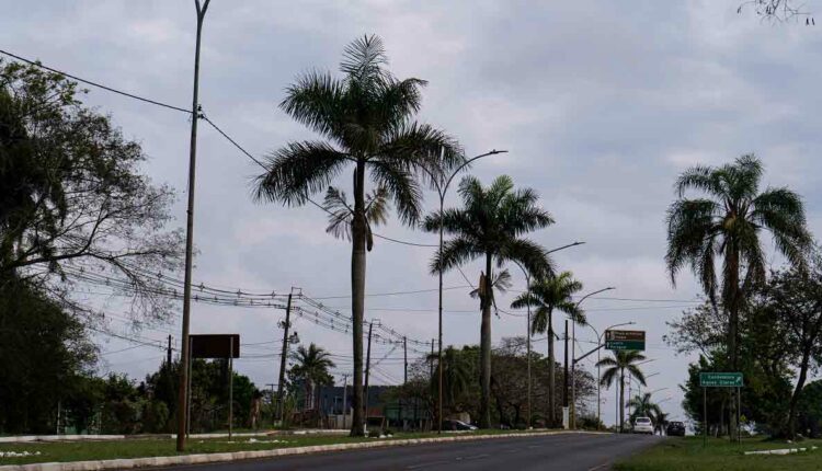 Céu nublado na Avenida das Cataratas, principal corredor turístico de Foz do Iguaçu. Foto: Marcos Labanca/H2FOZ (Arquivo)