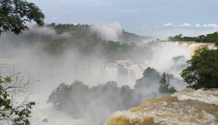 Parque argentino tem outras duas trilhas panorâmicas, como a do Circuito Superior (foto), aberta mesmo em períodos de cheia. Foto: Gentileza/Parque Nacional Iguazú