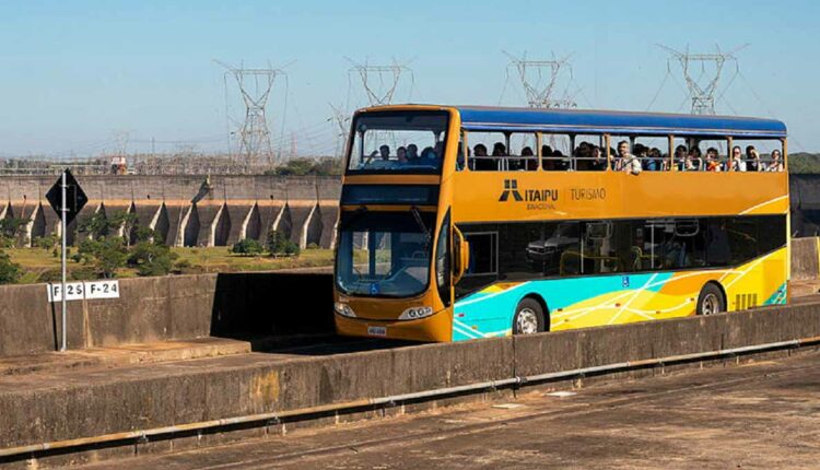 Ônibus do passeio Itaipu Panorâmica, que proporciona vistas da barragem e do reservatório da usina. Foto: Rubens Fraulini/Itaipu Binacional