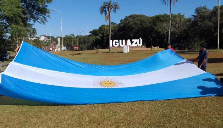 Instalação de bandeira gigante da Argentina na rotatória de acesso a Puerto Iguazú. Foto: Gentileza/Prefeitura de Puerto Iguazú