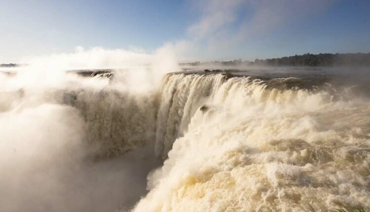 Passarela argentina tem cerca de 1,1 mil metros de extensão sobre o Rio Iguaçu. Foto: Gentileza/Iguazú Argentina