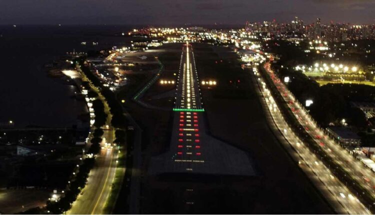 Aproximação noturna à pista do Aeroparque, em imagem disponível no site oficial argentina.gob.ar.