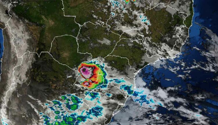 Imagem do satélite GOES16, compartilhada pelo Simepar, mostra área de instabilidade sobre o Paraguai, em deslocamento rumo ao Paraná.