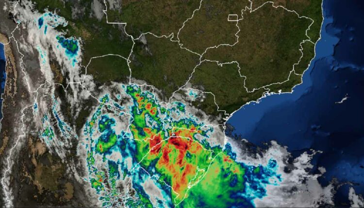 Imagem do satélite GOES16 na manhã desta segunda-feira (13), compartilhada pelo Simepar.