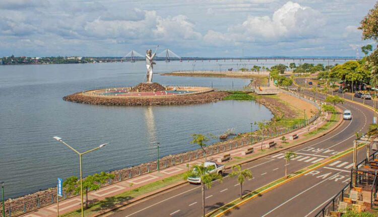 Margem do Rio Paraná em Posadas, capital da província, com a Ponte Internacional San Roque González de Santa Cruz ao fundo. Foto: Gentileza/Turismo Posadas