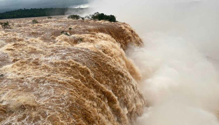 Vazão das Cataratas chegou a pico de 16 vezes acima do normal na atual cheia do Rio Iguaçu. Foto: Cesar Muller/Urbia Cataratas