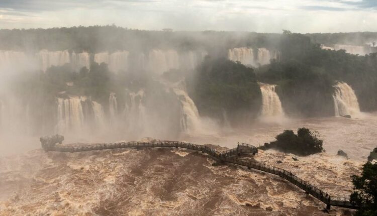 Trecho sobre o Rio Iguaçu costuma fechar quando a vazão ultrapassa os 9.000 metros cúbicos por segundo. Foto: Nilmar Fernando/Urbia Cataratas