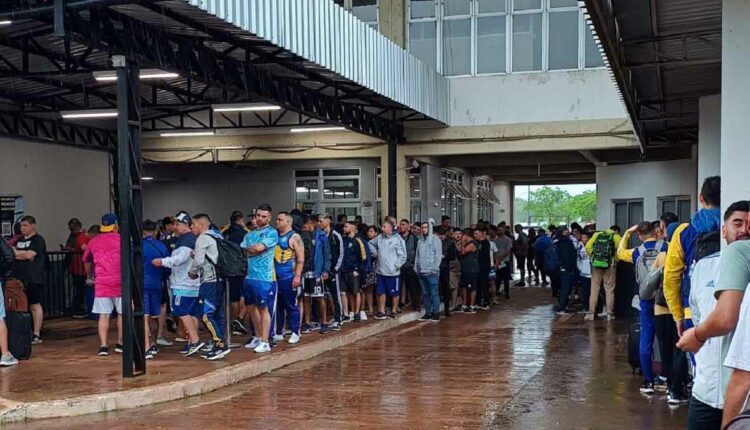 Imagem publicada pelo usuário @PampaRomanomich no X (antigo Twitter) mostra a fila de torcedores na aduana de Foz do Iguaçu.