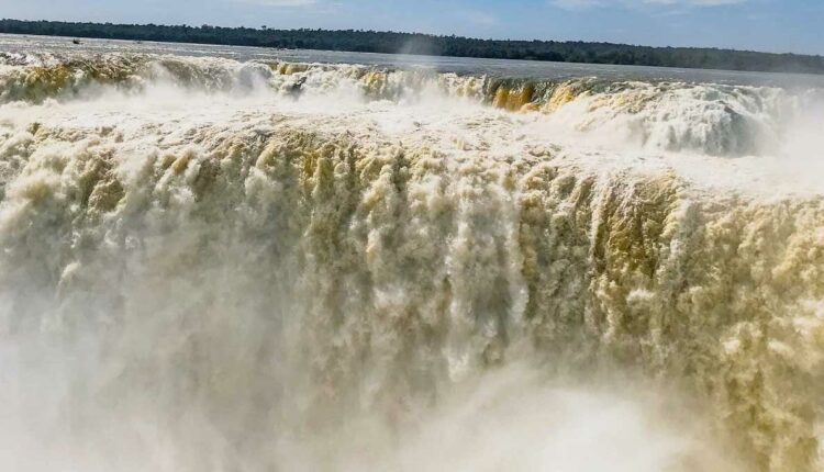 Salto União, na Garganta do Diabo, marca o ponto exato da fronteira entre Brasil e Argentina nas Cataratas do Iguaçu. Foto: Gentileza/Prefeitura de Puerto Iguazú