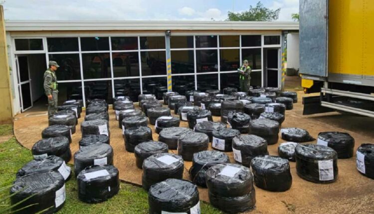 Pneus apreendidos pela Gendarmería Nacional Argentina em um caminhão que partiu de Puerto Iguazú. Foto: Gentileza/GNA