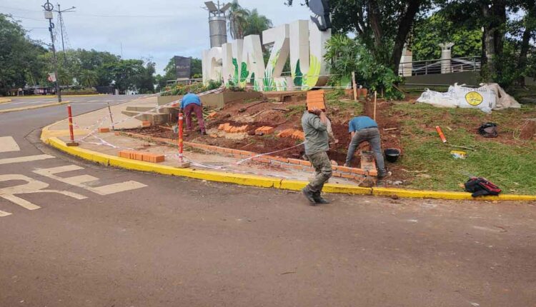 Trabalhos em andamento junto ao letreiro, um dos pontos mais fotografados do perímetro urbano de Puerto Iguazú. Foto: Gentileza/Prefeitura de Puerto Iguazú