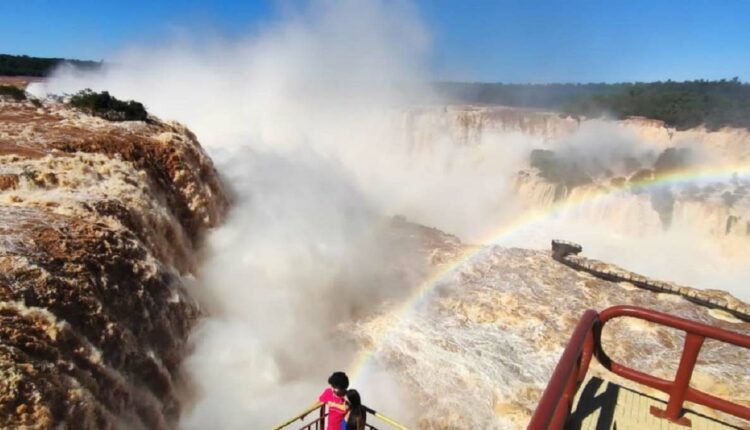 Mesmo com a cheia, lado brasileiro das Cataratas permaneceu aberto durante todo o feriadão prolongado. Foto: Edison Nascimento/Urbia Cataratas